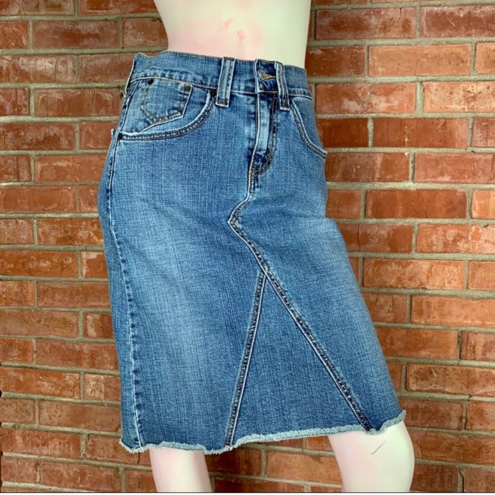 Levi’s mid Skirt size 4